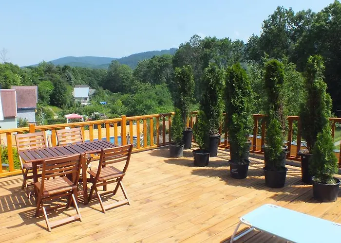 Aparthotel Under Falcon Ridge 3*